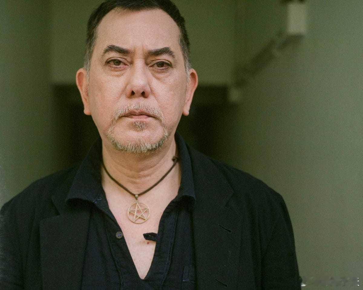 来了，都来了，反中乱港们扛着竹子走来了……昨晚“关注组”们借着大火为由提出“四大