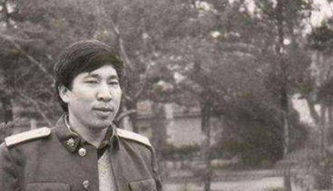 1981年的冬天，河南兵阎连科攥着两张纸站在军营门口。一张是三等功奖状，边角