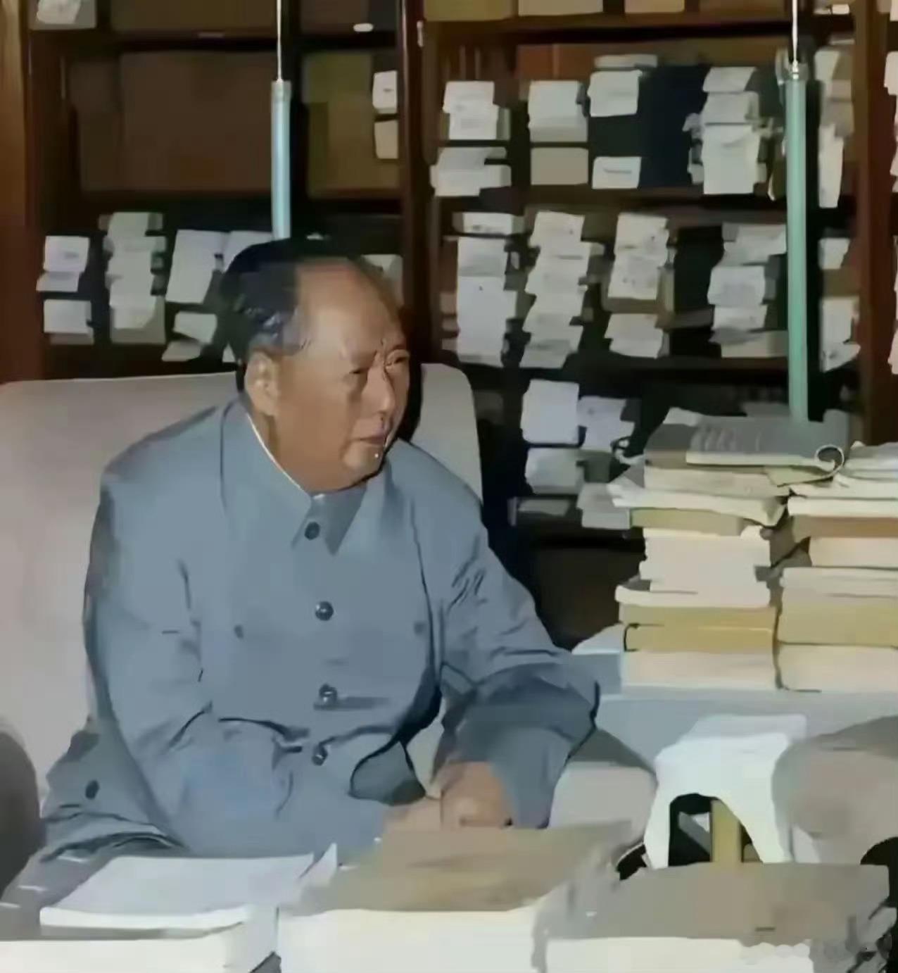 找到一张毛主席没有夹着烟的照片，真的是不容易，在毛主席留下来的照片中只有很少不抽