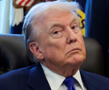 特朗普真的是疯了，他现在已经不把自己当成美国的总统了，而是当成了美国的皇帝。 