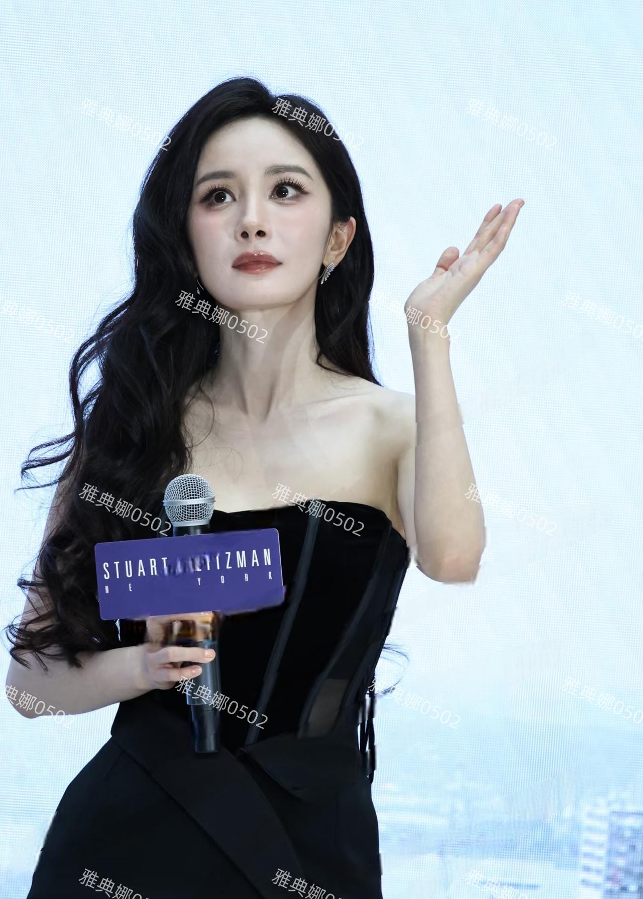 杨幂线下活动造型总是黑色短裙配长靴大波浪发型走轻熟少女风，毫无新意的装扮让人审美