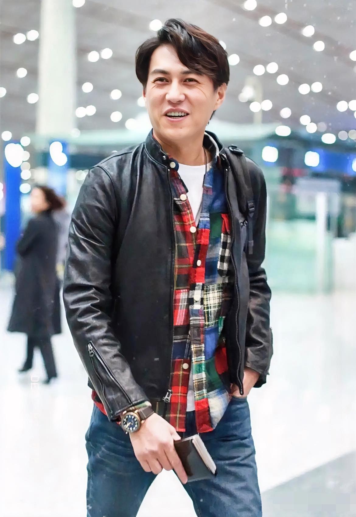 不查不知道，一查才恍然大悟，靳东的博士生导师郝戎原来是从他本科开始就带他的。