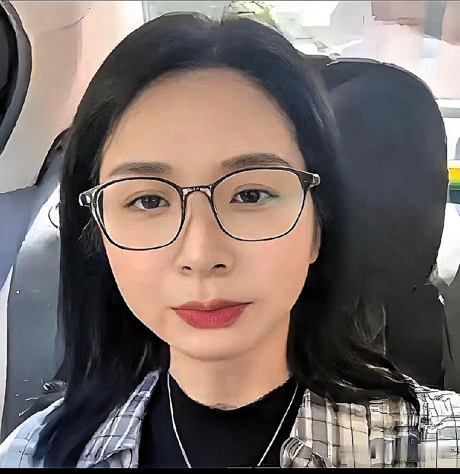 崔丽丽不更新了，那个爱说“老娘”的维权者，突然安静了。有人说她是被法院判决“吓