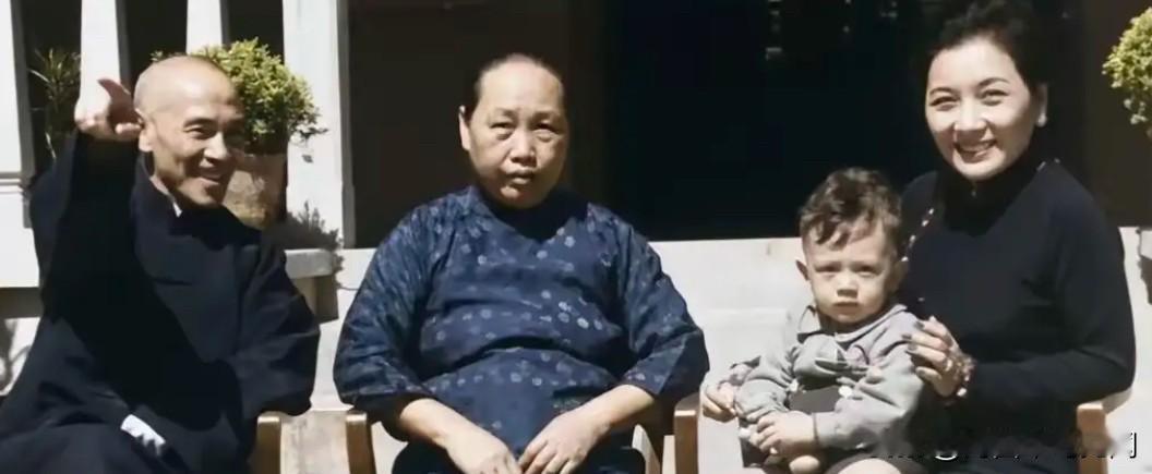 这是蒋介石与原配毛福梅、二任宋美龄及孙子蒋孝文的一张十分少有的合影。毛福梅是传统