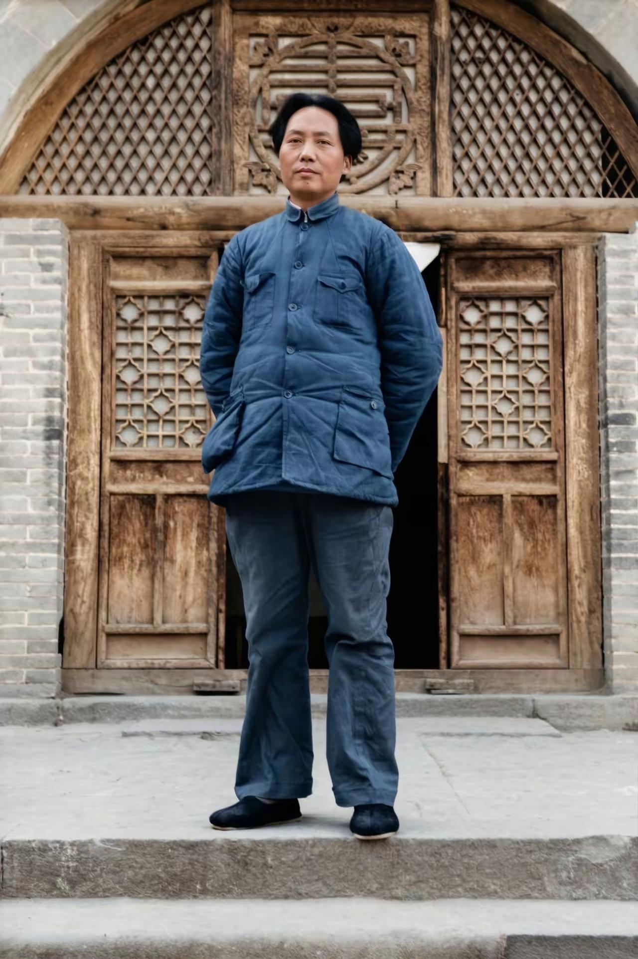 当年，站在窑洞前的他就像是中国的“男神”，吸引了北平、南京、上海、重庆等大城市大