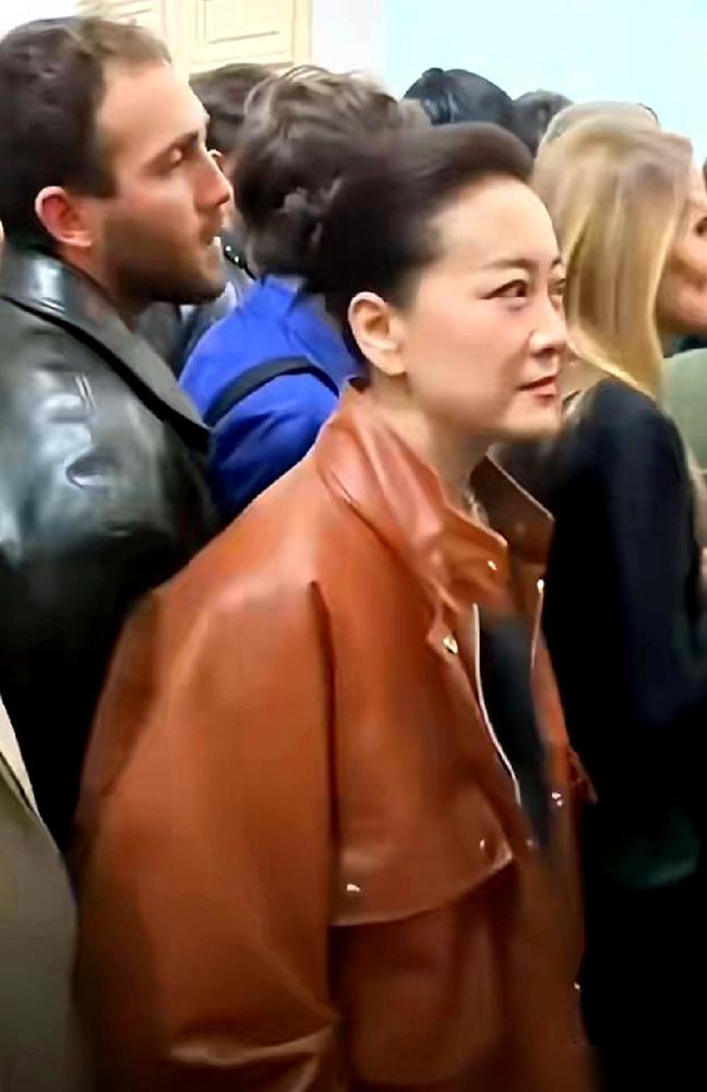 贾玲，彻底不装了。大碗娱乐，那个捧出张小斐的喜剧厂牌，艺人合约全放。公司股权