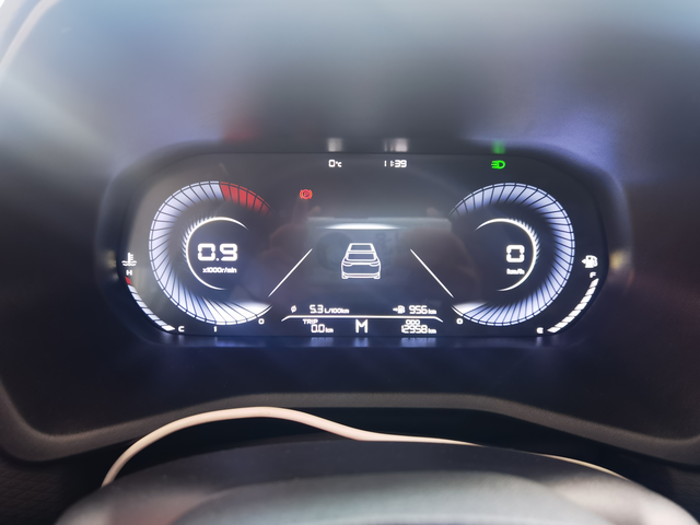 四代帝豪手动龙腾版油耗分享加满以后表显差不多在956，这跑了不到三公里，就成9