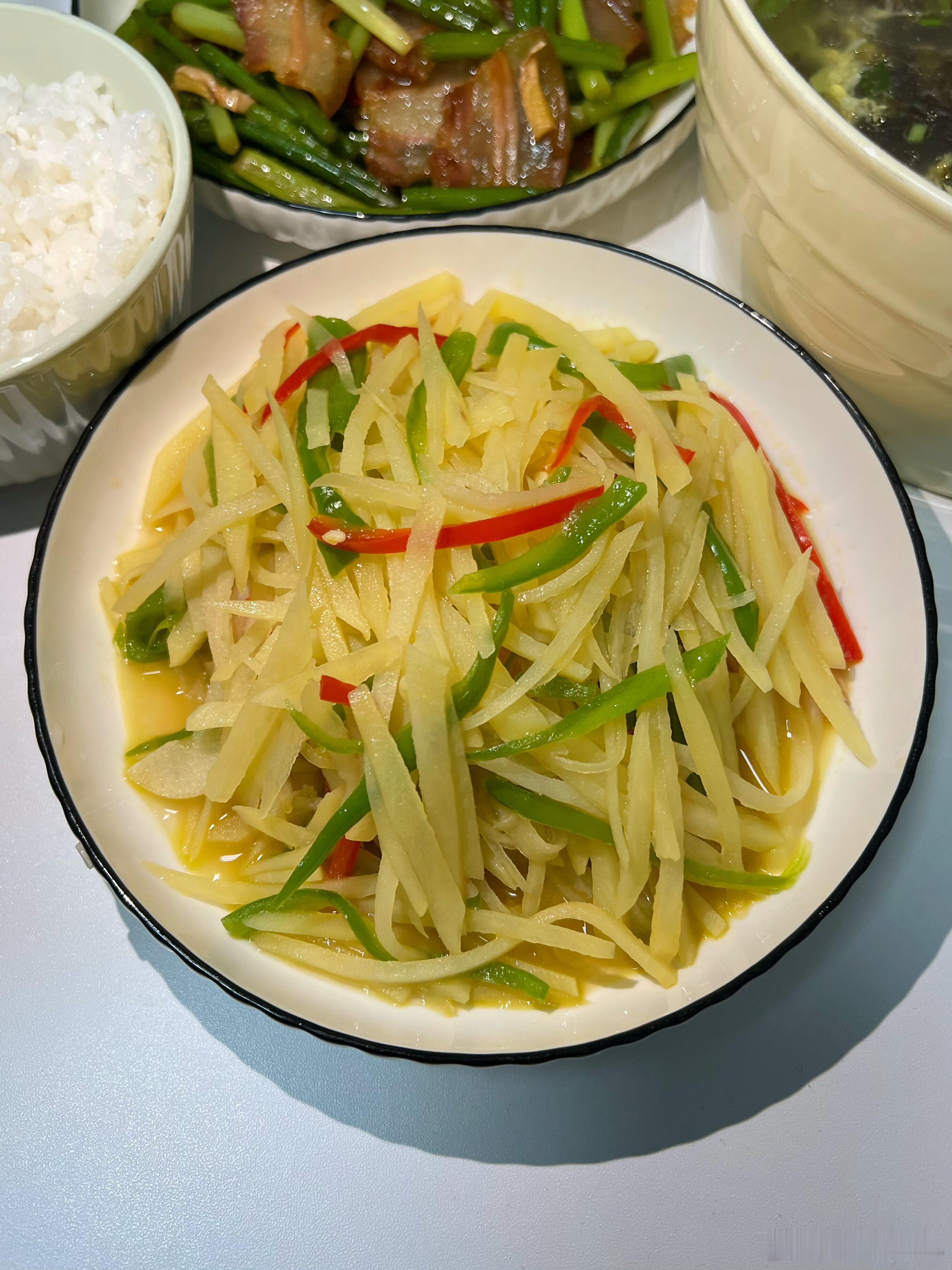 七夕漂亮饭七夕情书七夕，不赶赴谁的约，就打算好好给自己做一顿饭。一碗紫菜蛋花汤，