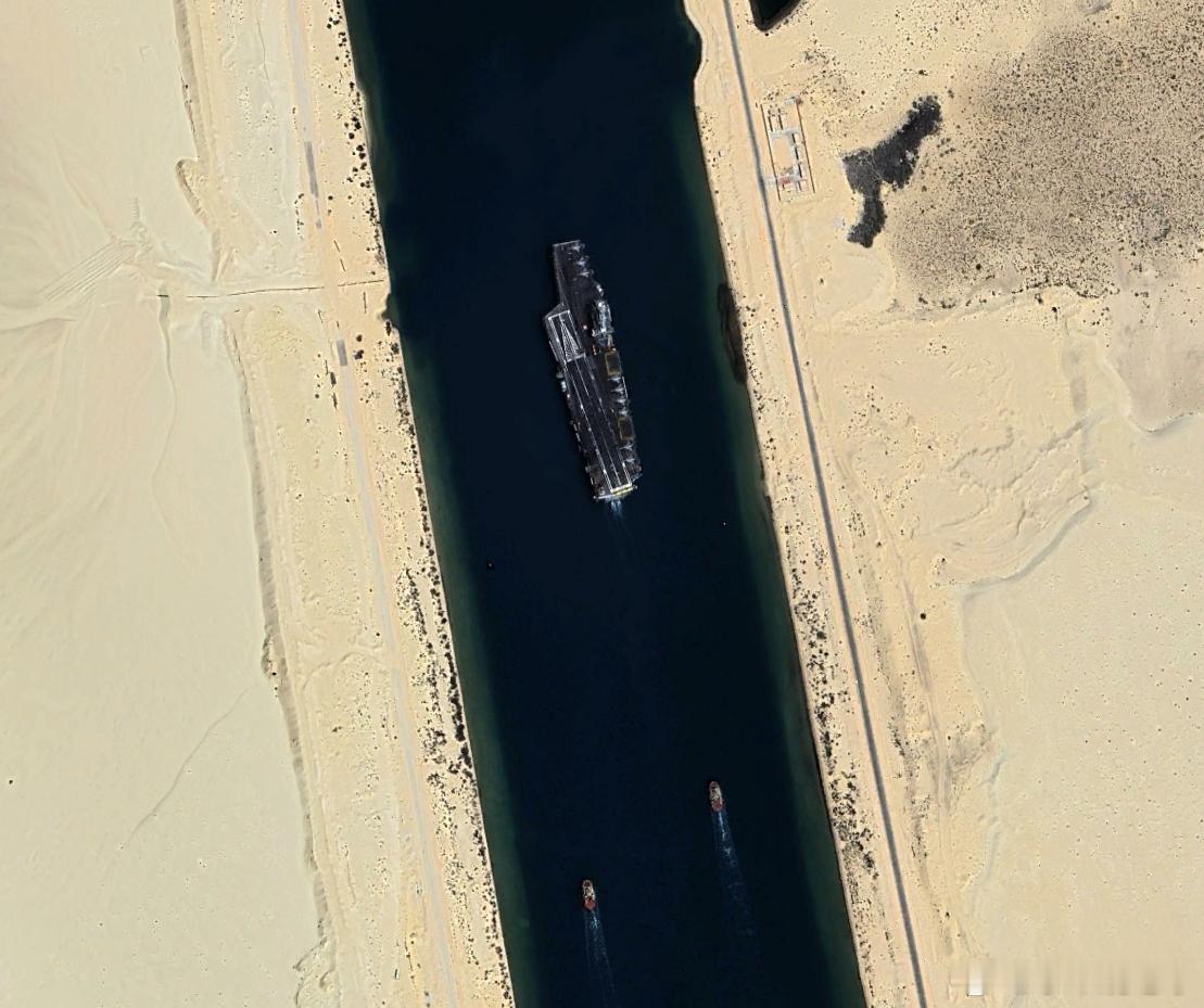 法国戴高乐号航母通过苏伊士运河（2025年4月7日的卫星图像）法国航母