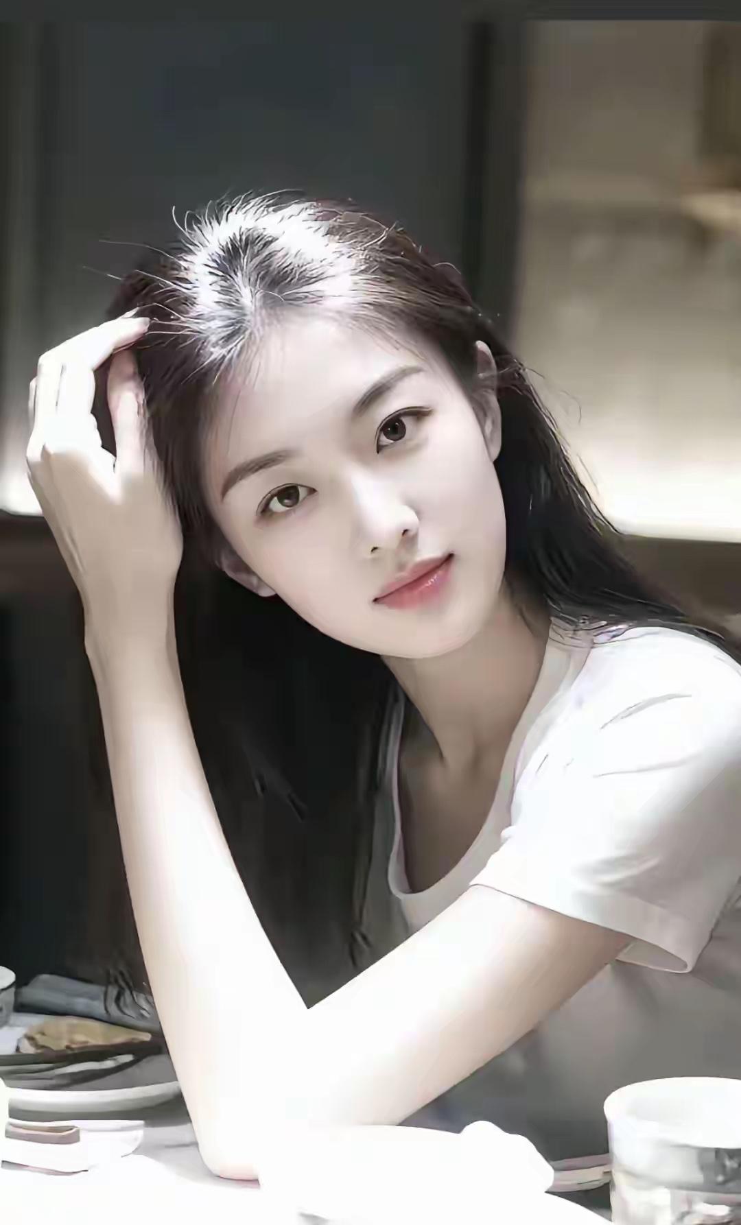 大学同学特别漂亮，清纯女神一样，真是清水出芙蓉！特别招男同学喜欢，不知道她现在嫁