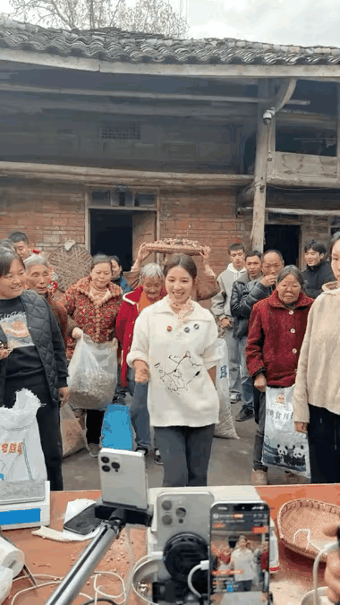 这姑娘很不错，自己拉下脸火了，反而带动村里人致富​网友评论：​唯一一个敢回家