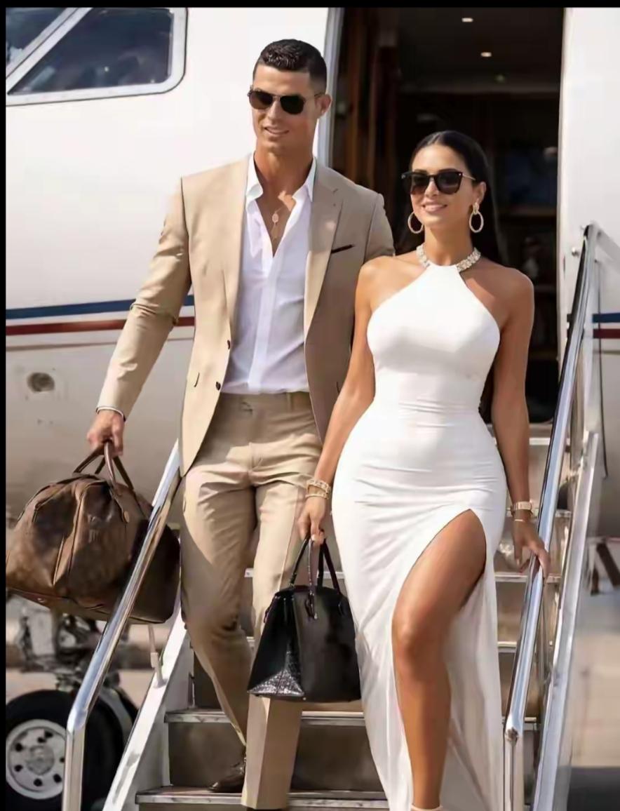 C罗身高187cm，身材修长挺拔，帅得干净、阳光、有冲击力，是公认的足坛顶级帅哥