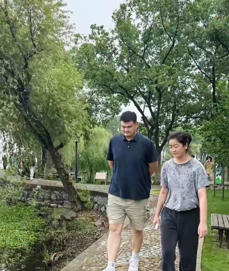 她15岁，2米01，摸高3米19，美国球探盯着，中国篮协也把她名字写进了名单。