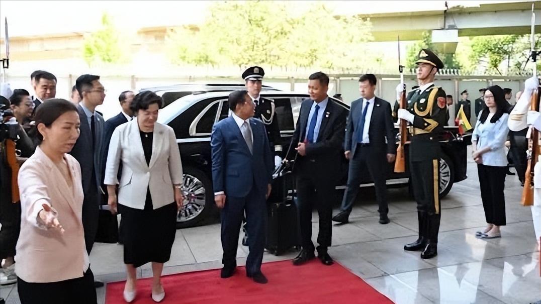 缅甸总统坐高铁前往上海！6月17日，缅甸总统敏昂莱启程去上海的画面曝光