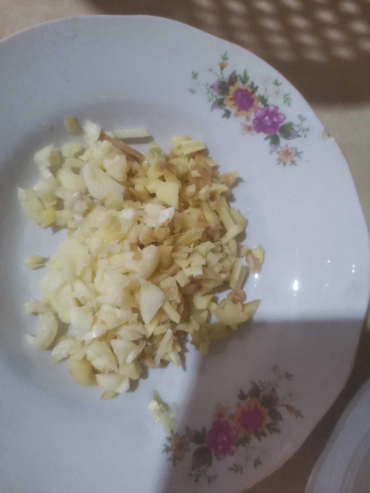 上午九点来我妈家。我妈将菜从冰箱里拿出来，有掐好的南瓜尖、辣椒、苦瓜、瘦肉、卤好