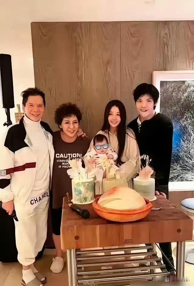 向太最骄傲的资产不是12亿，是她孙女这张脸。岁小奶黄正脸一曝光，网友直接炸了—