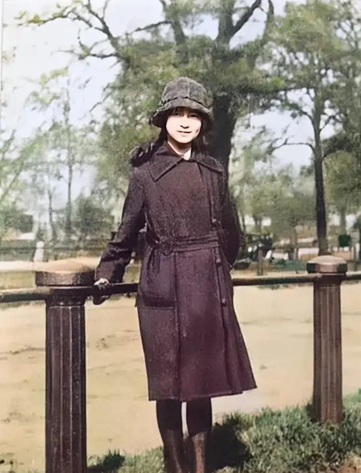 1920年，16岁的林徽因在伦敦街头的一张老照片，她穿着长风衣，头戴圆帽，黑色裤