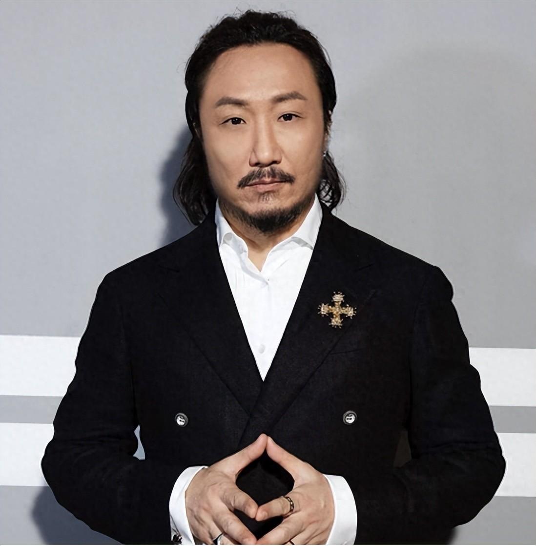 52岁郑中基拍动作戏太拼痔疮破裂血浸透两层戏服导演喊卡时才发现他站的地方一滩