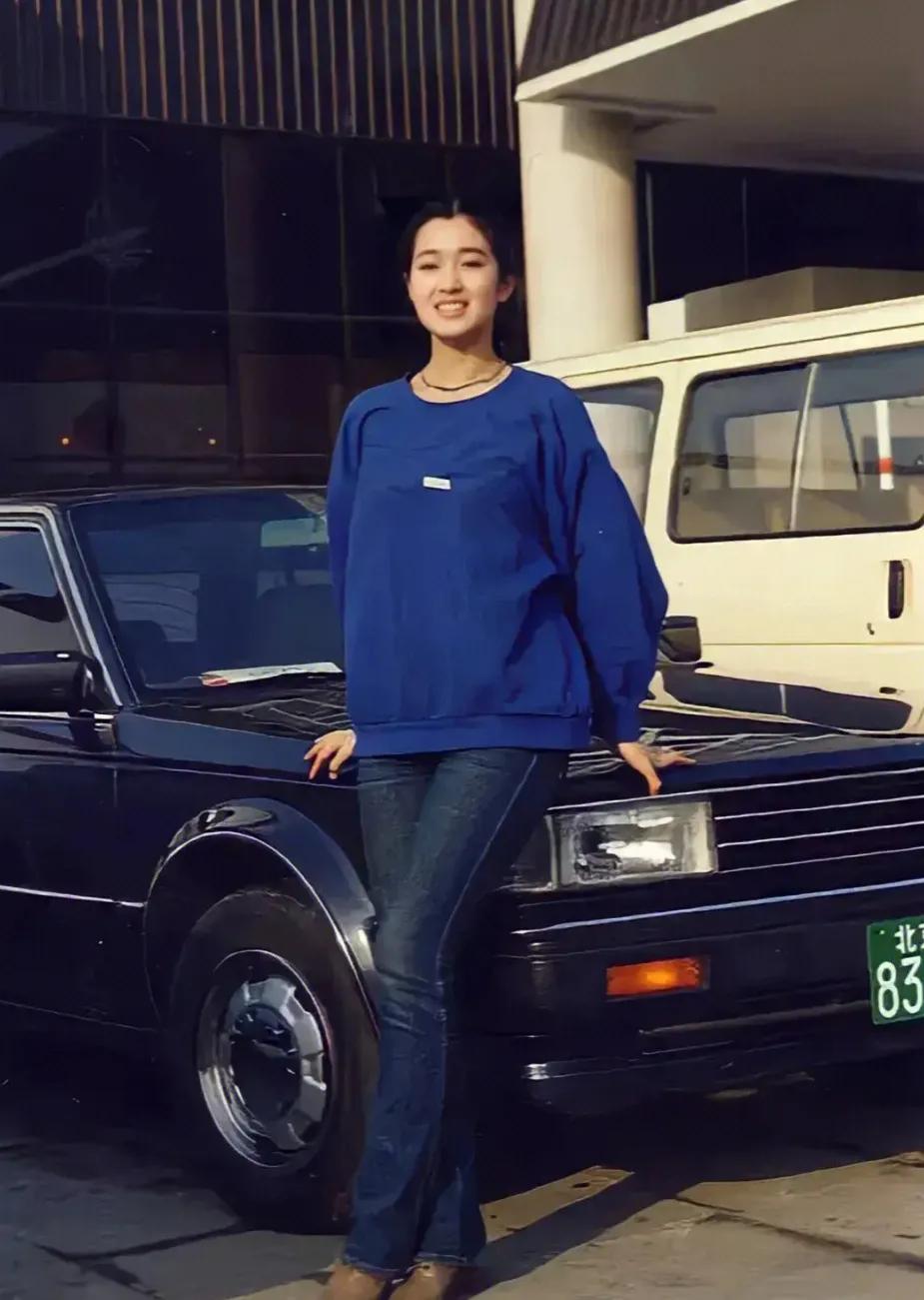 这是1988年在中戏就学时的巩俐​​​，那个时候小汽车算是稀罕物，大家照相的时候