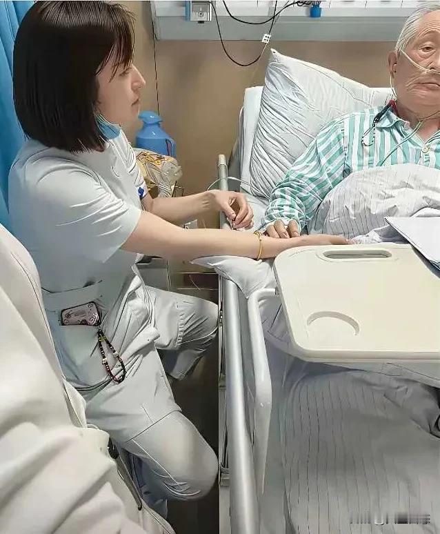 回春妙手彰显医术非凡，高尚医德温暖病患心房！这位白发苍苍的老中医，自己都躺在