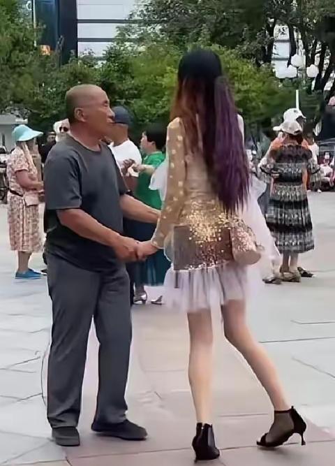 上联:看背影迷倒千军万马请接下联？