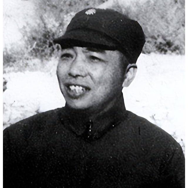 延安上空，国民党飞机空投传单，彭德怀派人去搜集，斯诺以为是防止传播而收缴烧毁。