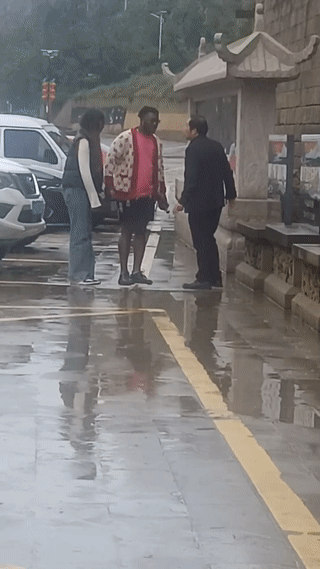 这是谁家的姑娘？这么有出息？竟然结交了一个尊贵的非洲男朋友？她还冒雨陪着男