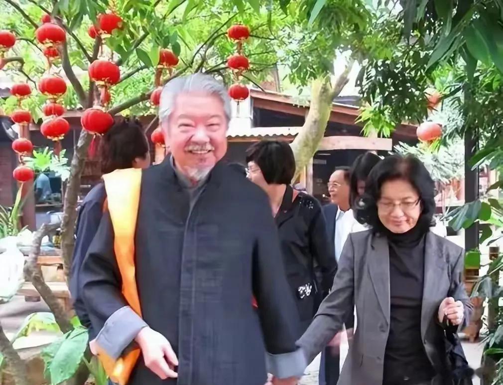 蔡澜一生无儿无女，与妻子实行开放式婚姻，互不干涉。现在两位老人80多岁都先后去世