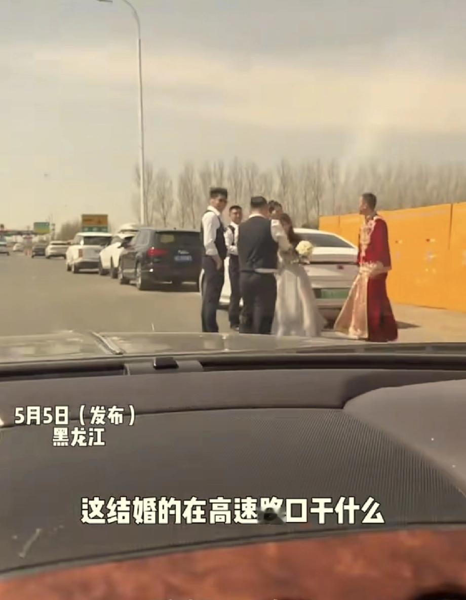 难怪他能开上宾利！黑龙江牡丹江高速路口，裴先生开着宾利路过，一眼就看到路边站着身