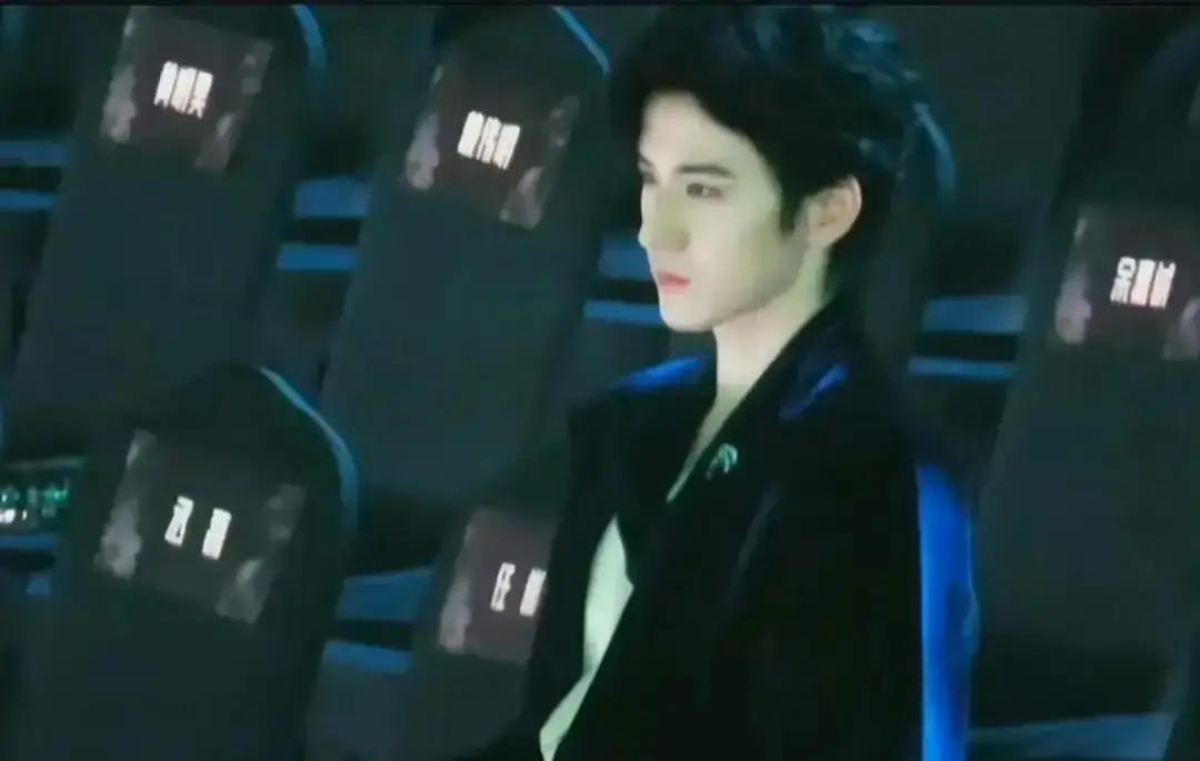 镜头真的会“吃人”。王弘毅在星光大赏坐足冷板凳这件事，戳穿了一个圈内人心照不宣的