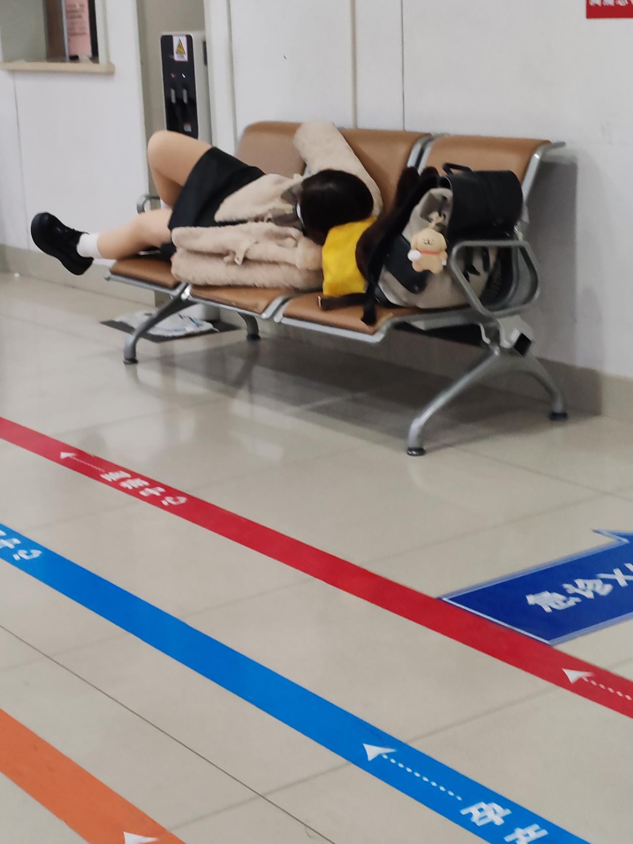 2025年11月21日21：20分，我在东方医院南院陪朋友看病。只见在急诊室等候