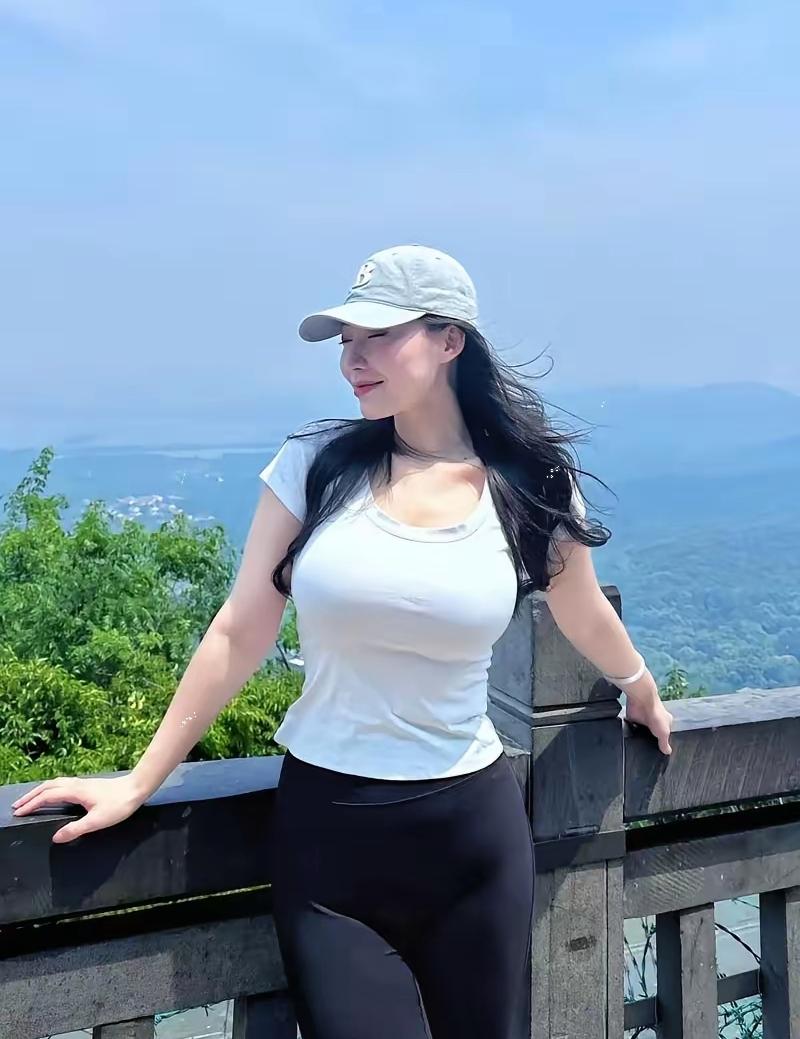 我就爱伺候我老公，怎么了？他累一天回来，酒倒上，菜端上，他吹牛我听着，他吹到没边