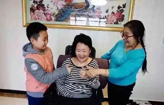 2012年，儿媳不幸遭遇车祸，成了植物人，婆婆任劳任怨照顾儿媳整整12年，后来儿