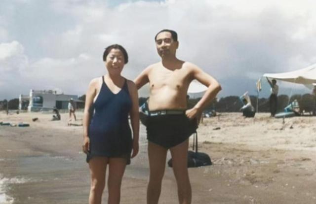 1958年，周总理和夫人邓颖超在北戴河海滩拍摄了一张珍贵的合影。两人结合