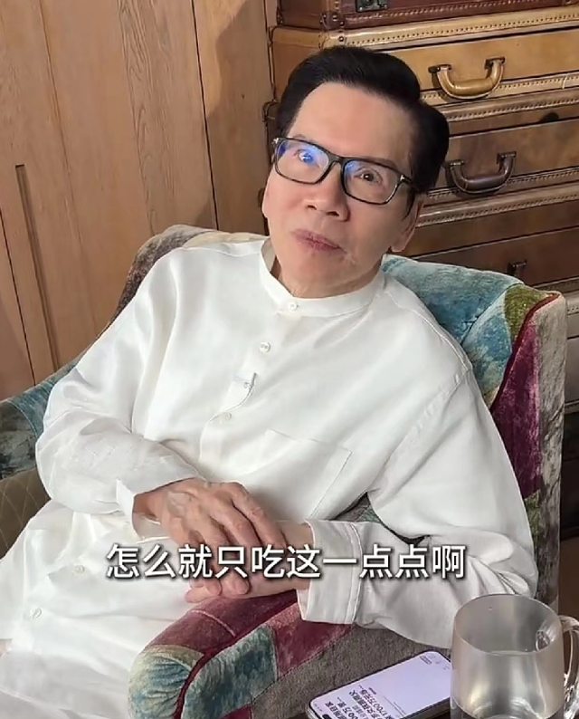 向华强说自己早上和中午吃太多了所以晚上就吃一碗玉米粒轻断食，然而网友们的注意