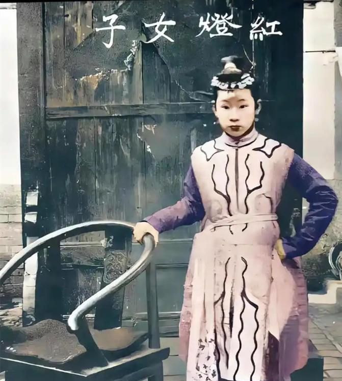 1900年，“黄莲圣母”不幸被八国联军抓获，联军对她所谓的“法术”充满好奇，对她