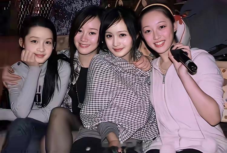 早年，李沁、张檬、杨幂、蒋梦婕四人的一张留影，那时候的她们还非常的青涩，多年以后