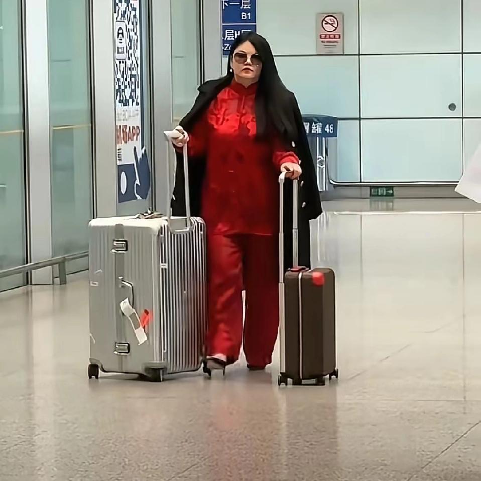 估计在座的没见过，李湘年轻时是真漂亮！那时候没好化妆品、没美颜滤镜，她又美又瘦。