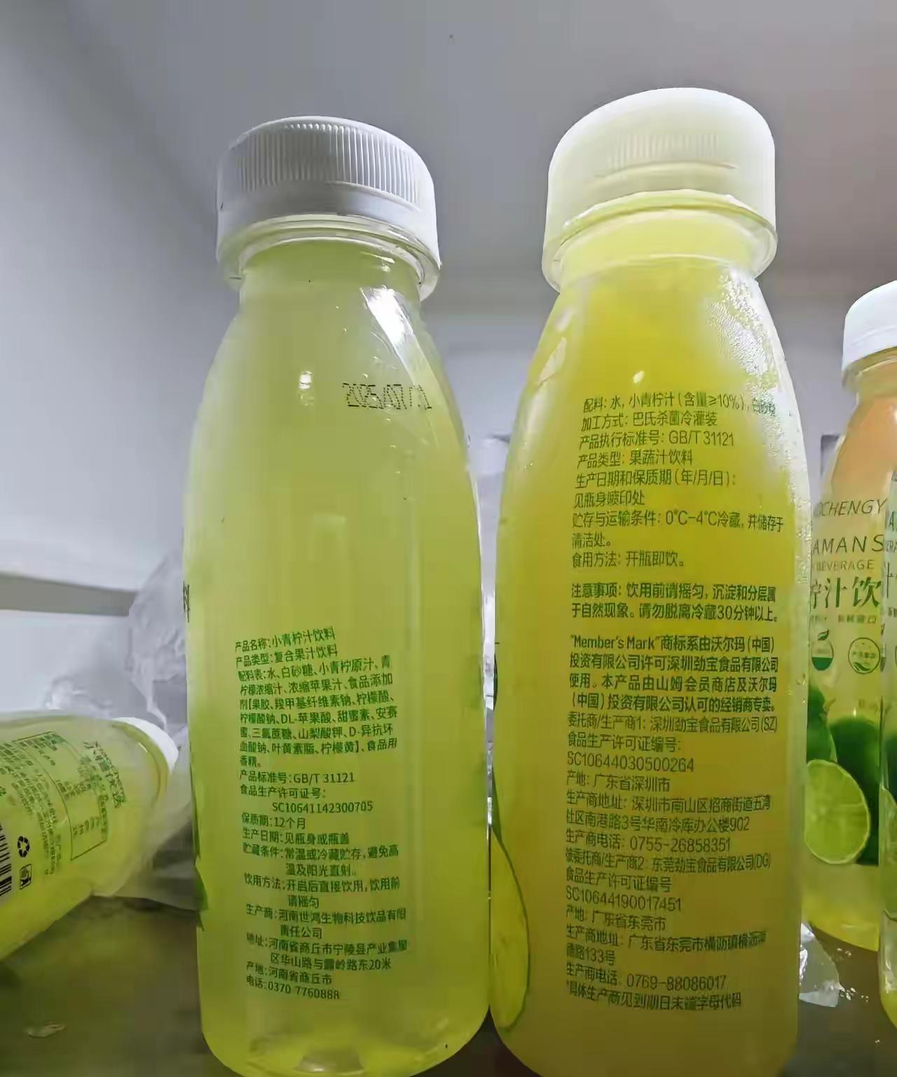 同样是小青柠汁，左边是盒马鲜生的，右边是山姆的，从外观看盒马鲜生的发青，山姆的发