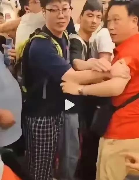 地铁老人强拽女孩让座后续：别拿年龄当特权，公共秩序不惯蛮横近日，成都地铁一