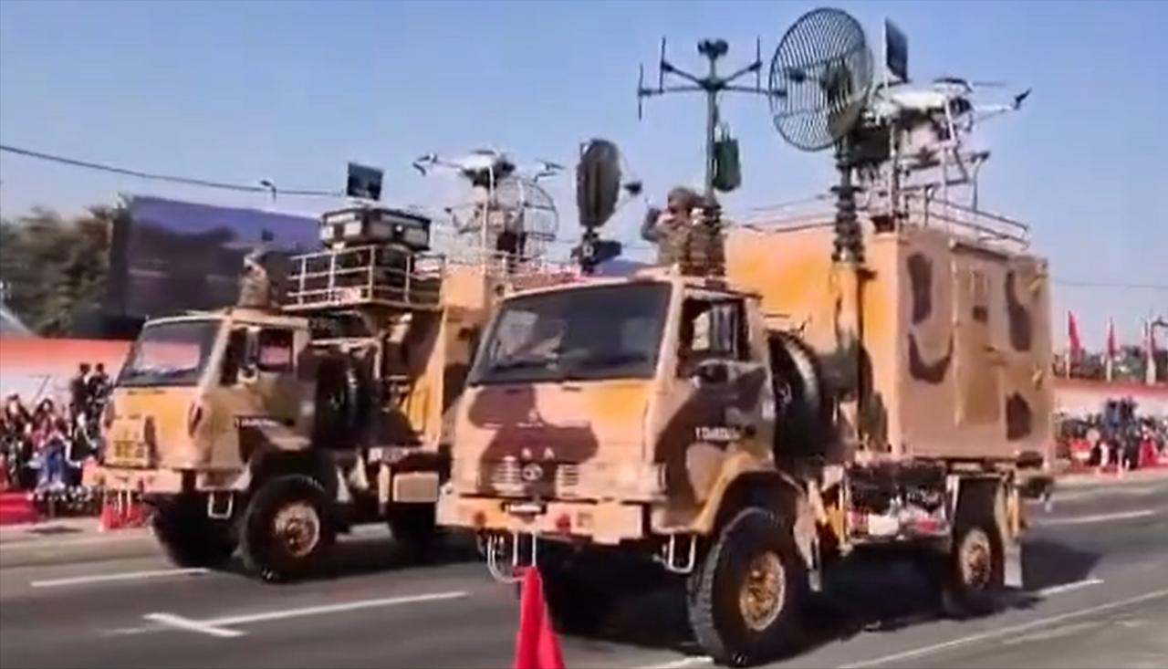 印度又来献丑了，不是谦虚，就是字面意思。在印度最新的阅兵仪式上，印度展示了该