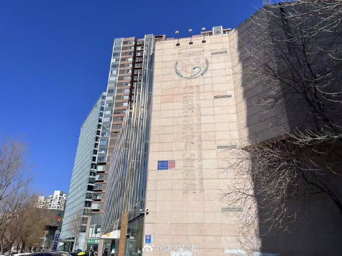 #一文梳理嫣然医院欠租风波#【#有捐助者抱着嫣然医院护士哭泣#，院方：线下捐款能