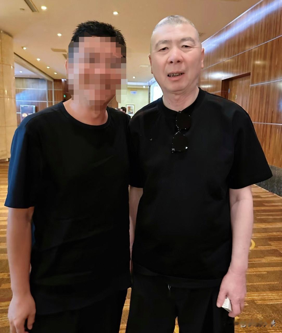 67岁冯小刚被偶遇，他留着寸头，穿着T恤，皮肤白皙，好显年轻啊！[墨镜][墨镜]