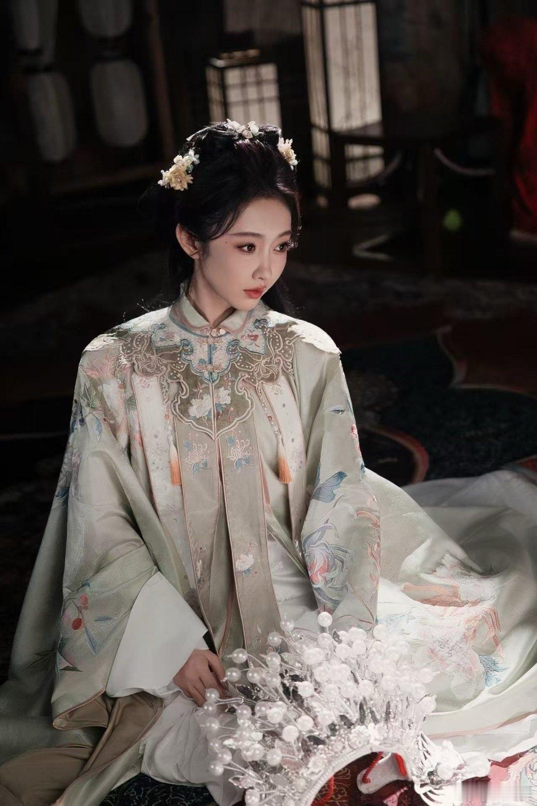 宣璐明制美人即视感这种造型很考验演员的气质，而宣璐显然轻松驾驭，甚至让服饰的美