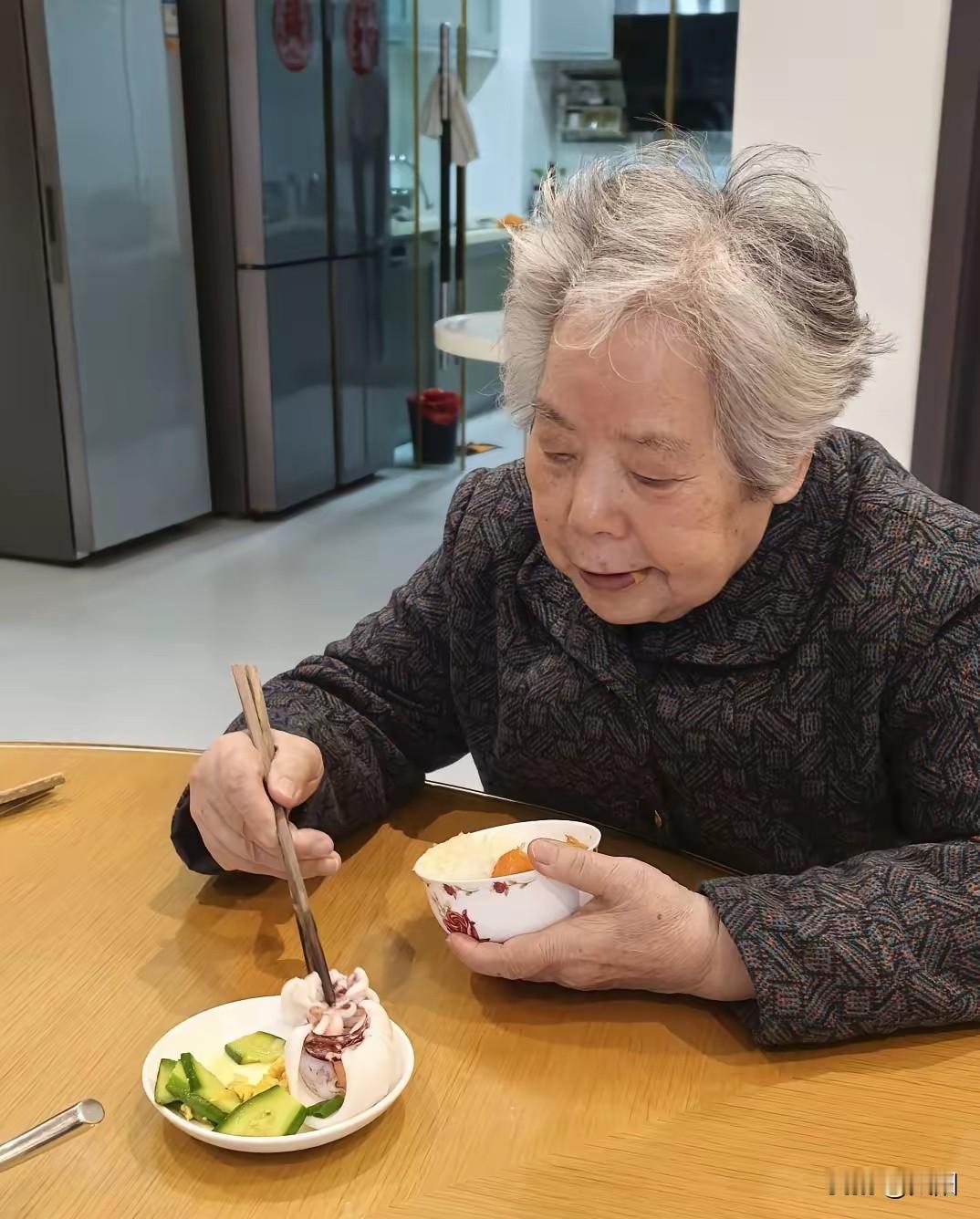 奶奶的小盘子我奶奶晚年一直跟我们家住,打我记事儿起,吃饭就有个习惯——得让