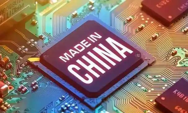 美国甩出王炸，要掐死中国半导体的命门。他们不光想卡稀土，更直接撕了那些顶尖芯片