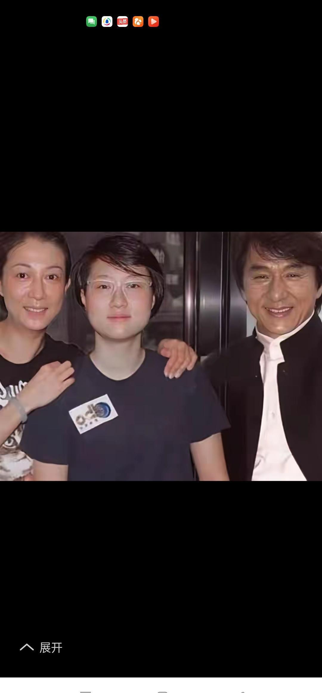 成龙这波家庭温情秀，演技过于拙劣，纯粹是新电影的流量前戏！微表情出卖了所有伪装