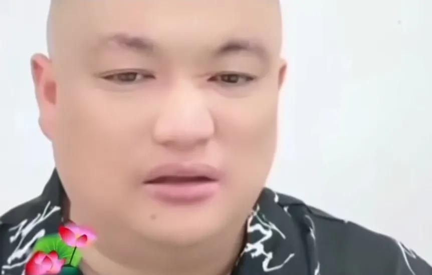 李超眼睛坏了，是不是得A滋B了？姑娘乐乐害怕了。李超把网络当成了家，什