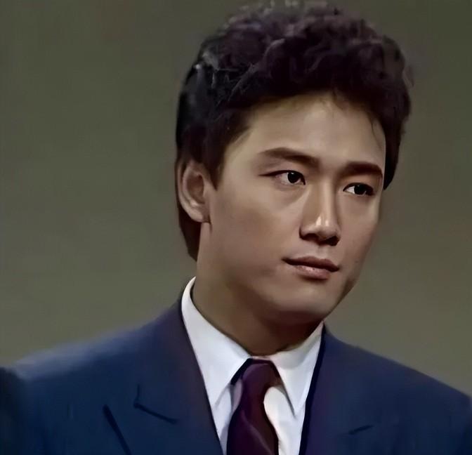 他临终前在港岛病床上攥着儿子的手，只说一句：“带我回去。”苗侨伟那时33岁，刚