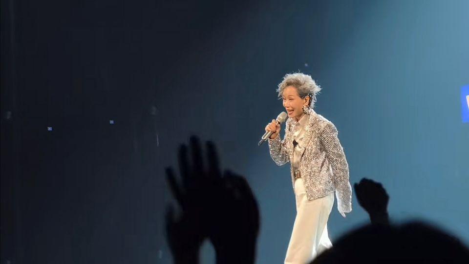 《乘风2026》的名单刚出来，周慧敏的名字挂在最前面。可介绍她的第一句话，是拿她